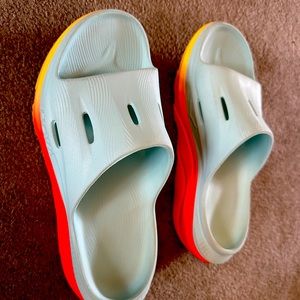 Ora Recovery Slide 3 in Blue and Red (yellow) with Ventilation by HOKA.